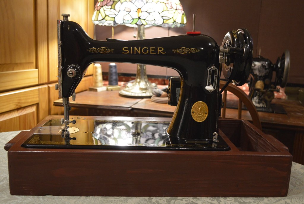 Restoration of a Vintage 1947 Singer Model 66 – Professionally Restored ...